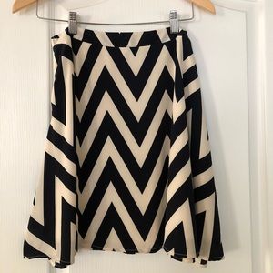 Skirt w side zipper 28” waist  19” length lined